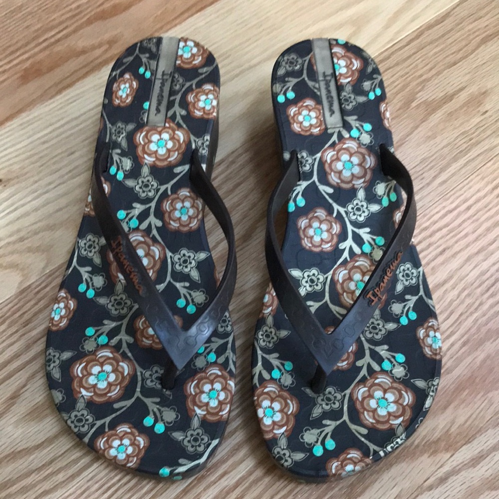Ipanema SZ 39/8.5 floral wedge flip flops.